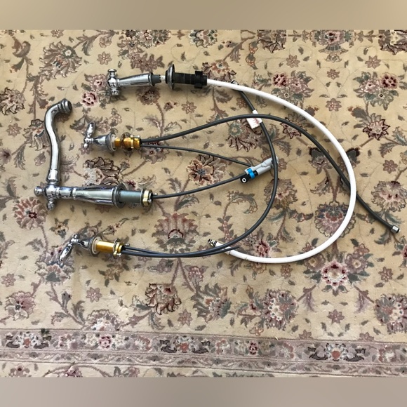 Delta Kitchen Faucet - Picture 4 of 9